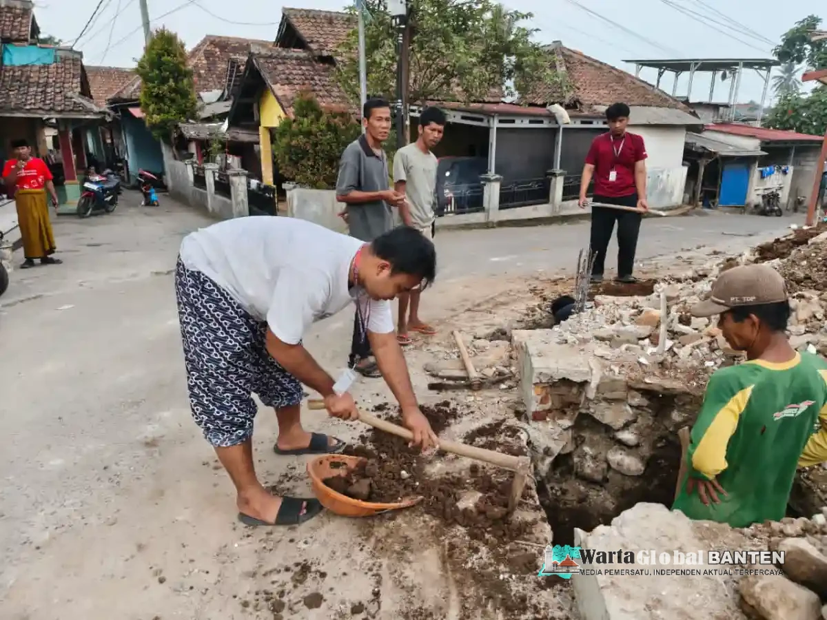KKM Kelompok 46 Universitas Bina Bangsa Bersama Warga RT 08 Kp. Batu Karut Gelar Gotong Royong Pererat Kebersamaan dan Kepedulian Lingkungan