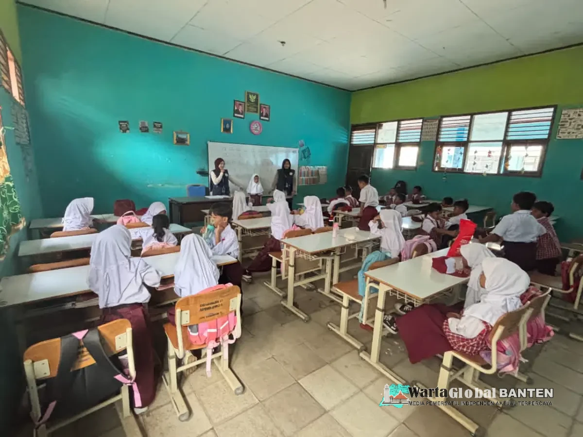 KKM UNIBA Kelompok 41 Awali Kegiatan Mengajar di SDN Tambiluk 1 Lewat Upacara Bendera